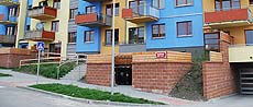 Pohled z Vladycké ulice na objekt DE DE z ulice